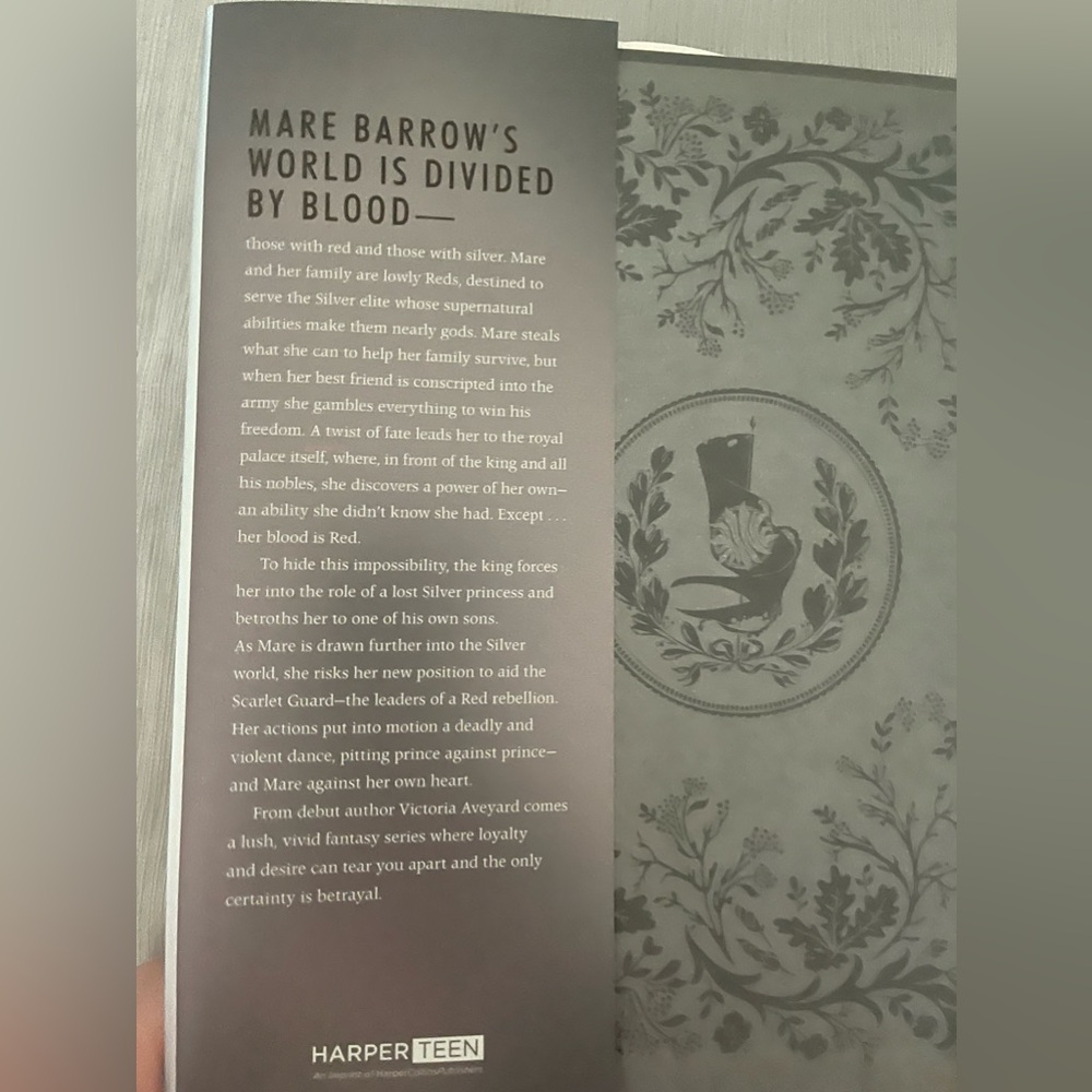 Red Queen Book - Picture 2 of 3